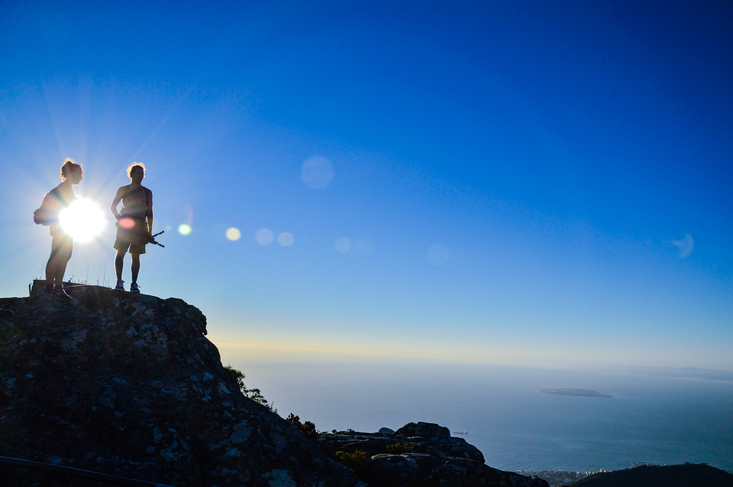 Vrienden op tafelberg in Kaapstad Zuid-Afrika